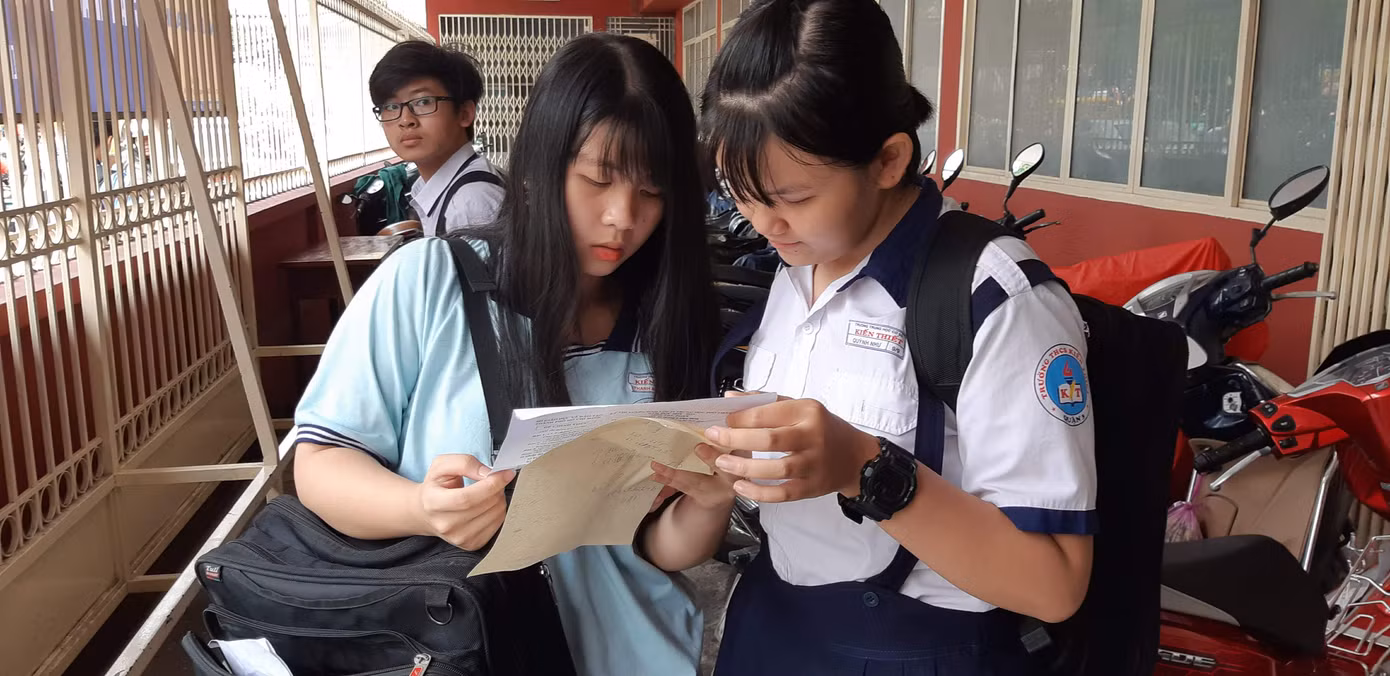 Học sinh tiểu học đội nắng ở cổng trường vì đi học sớm: Xem xét học ngày 1 buổi ảnh 3 Học sinh tiểu học đội nắng ở cổng trường vì đi học sớm: Xem xét học ngày 1 buổi ảnh 3