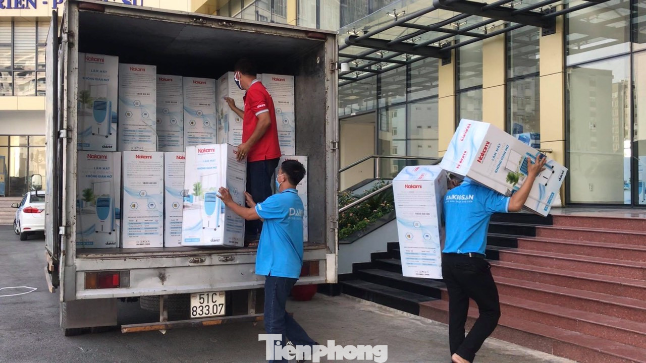 Những tấm lòng vàng đổ về khu cách ly lớn nhất nước ảnh 6