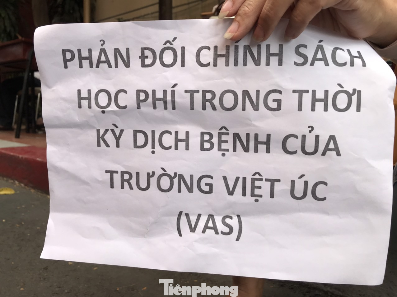 Hàng trăm phụ huynh trường quốc tế cầm tờ rơi đến trường phản đối thu học phí ảnh 6