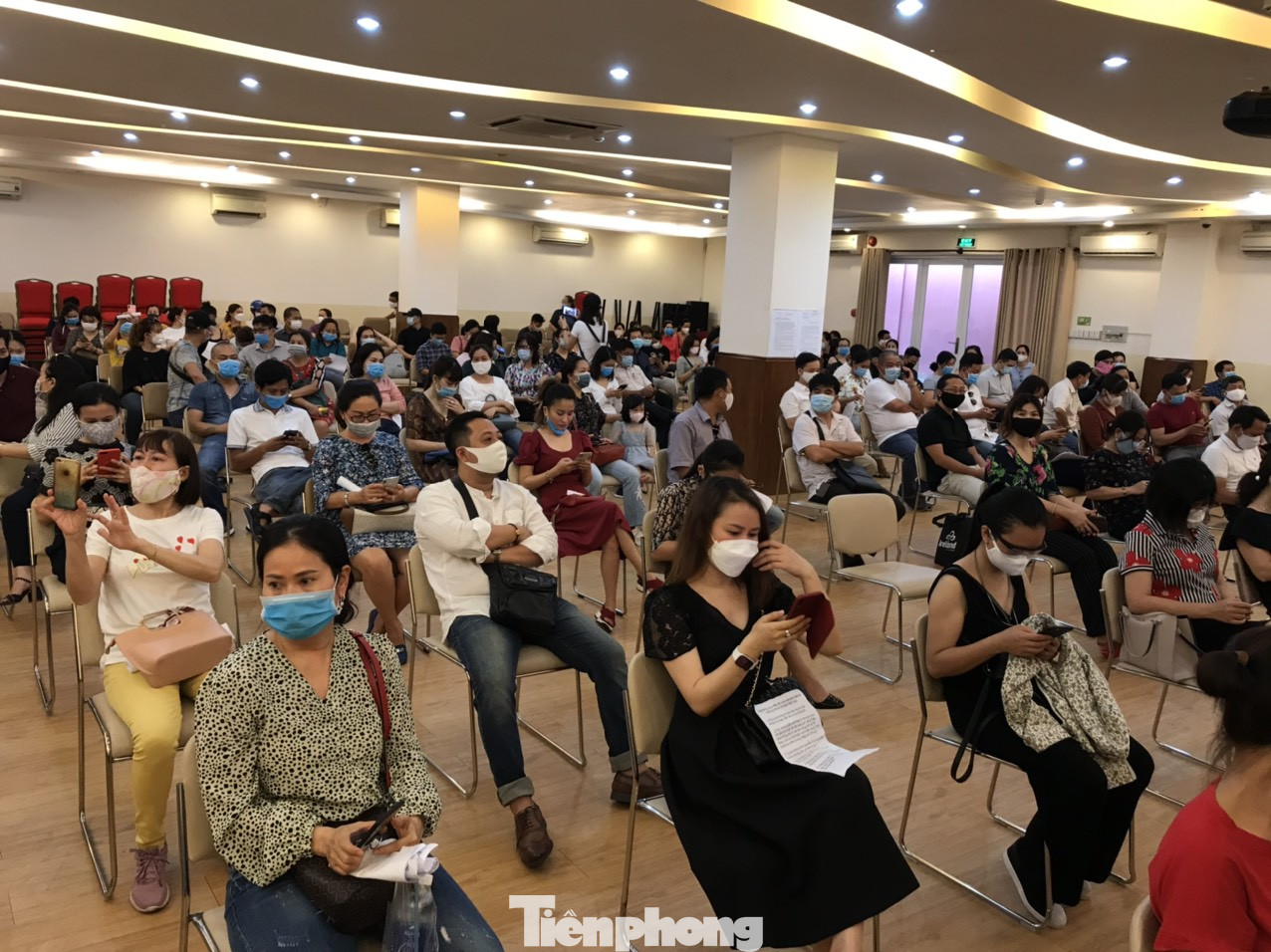 Hàng trăm phụ huynh trường quốc tế cầm tờ rơi đến trường phản đối thu học phí ảnh 4