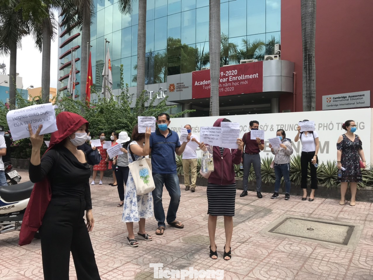 Hàng trăm phụ huynh trường quốc tế cầm tờ rơi đến trường phản đối thu học phí ảnh 5