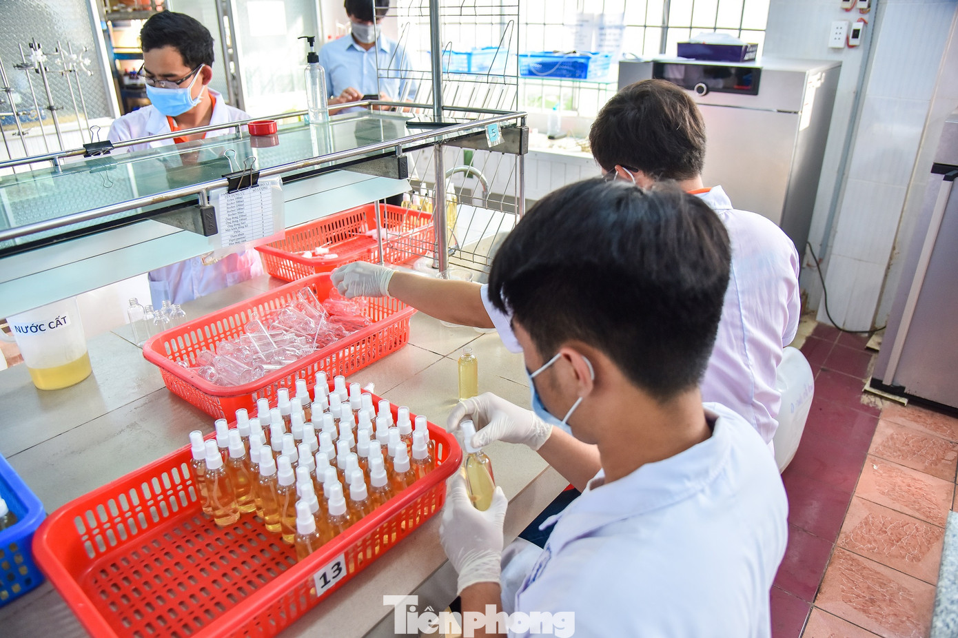 Trường ĐH bào chế nước rửa tay khô phục vụ cộng đồng ngừa virus corona ảnh 1
