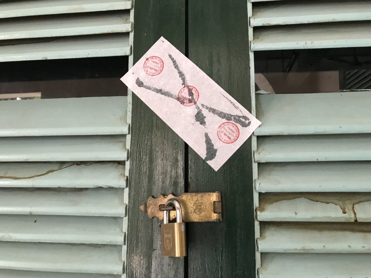 Sau cơn mưa nặng hạt, thí sinh TPHCM làm thủ tục dự thi tốt nghiệp THPT ảnh 9