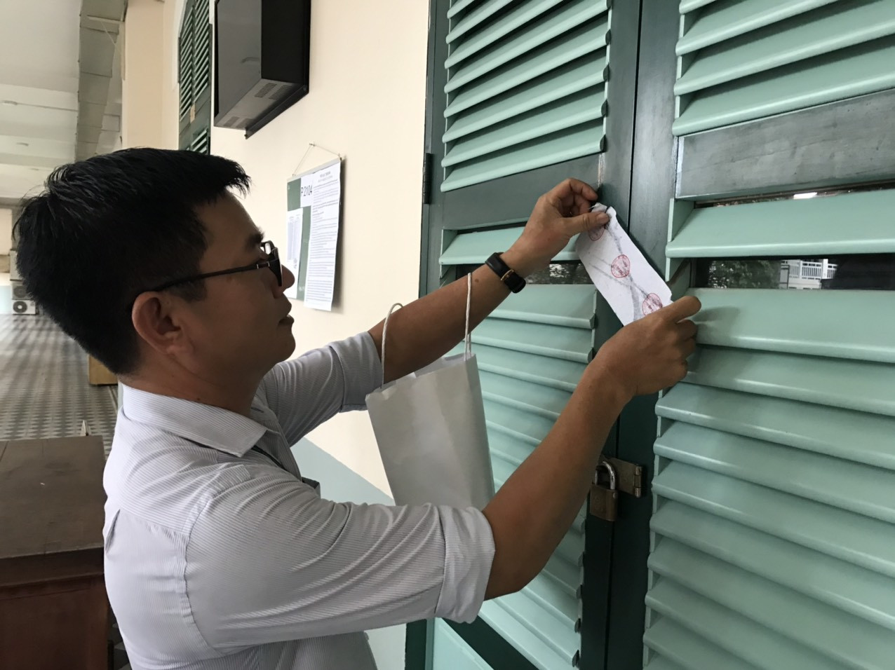 Sau cơn mưa nặng hạt, thí sinh TPHCM làm thủ tục dự thi tốt nghiệp THPT ảnh 8