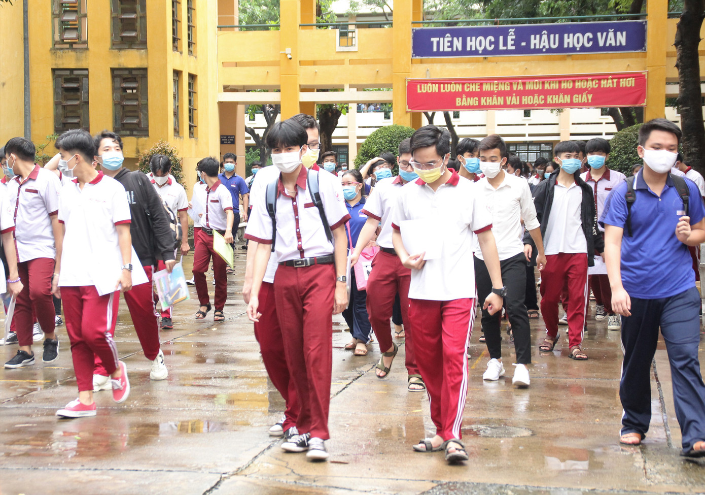 Sau cơn mưa nặng hạt, thí sinh TPHCM làm thủ tục dự thi tốt nghiệp THPT ảnh 7