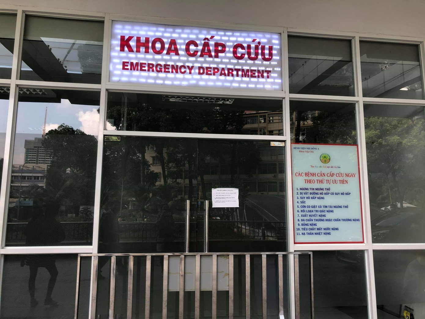 Cây trong sân trường bất ngờ bật gốc, học sinh tử vong, nhiều cháu nhập viện ảnh 2