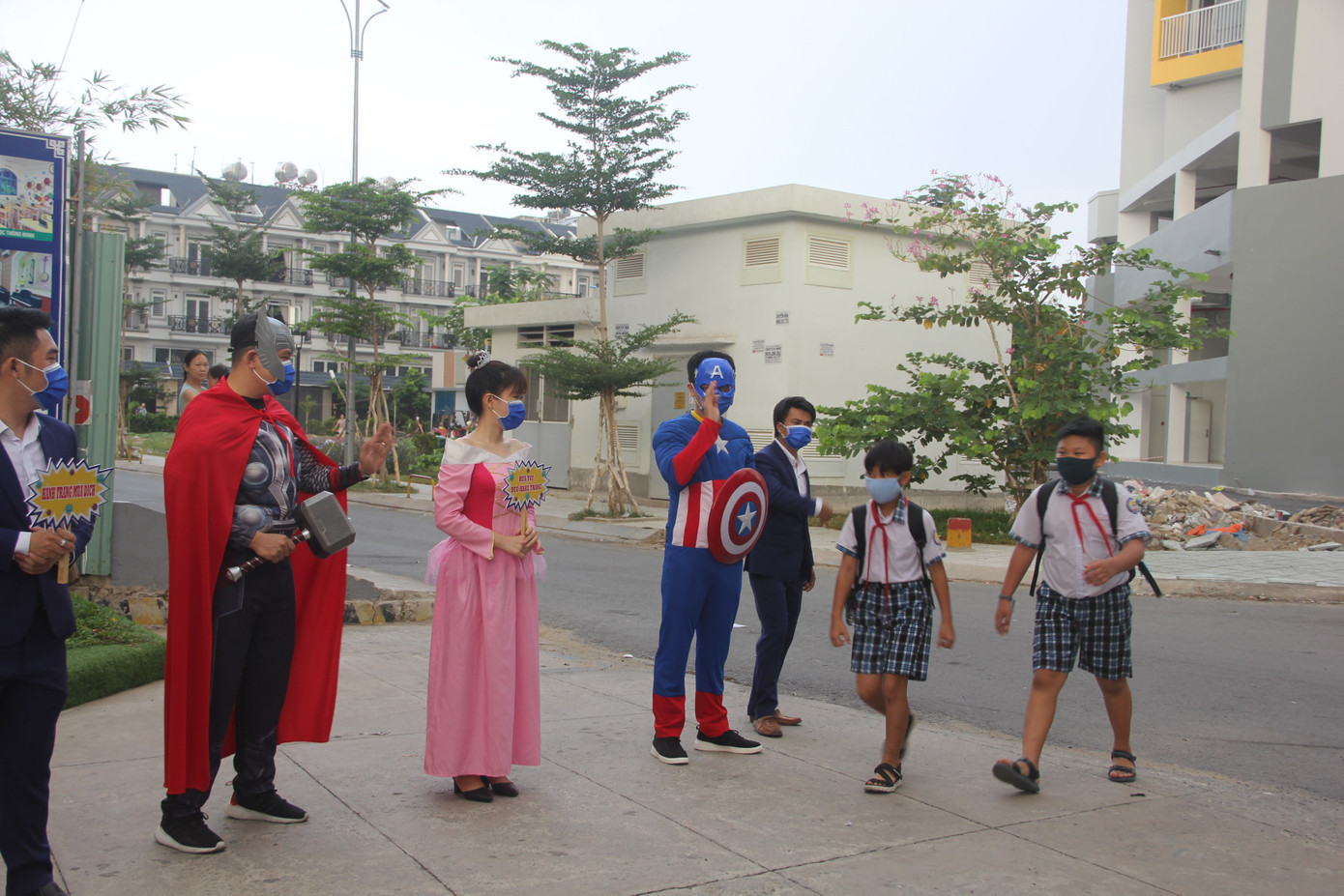 TPHCM: Thầy cô giáo hóa siêu anh hùng, nàng Bạch Tuyết đón học sinh trở lại trường ảnh 4