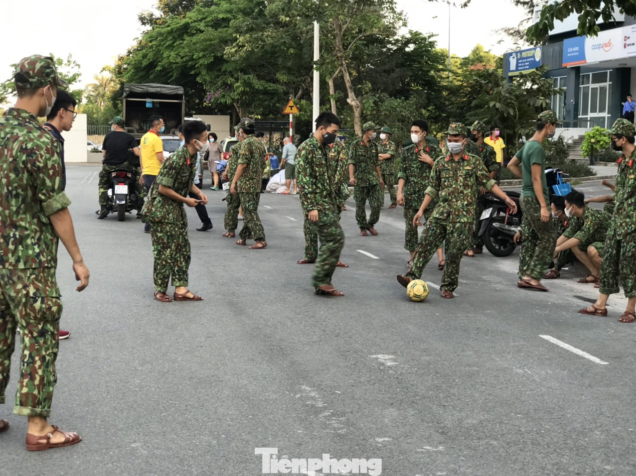 Những tấm lòng vàng đổ về khu cách ly lớn nhất nước ảnh 8