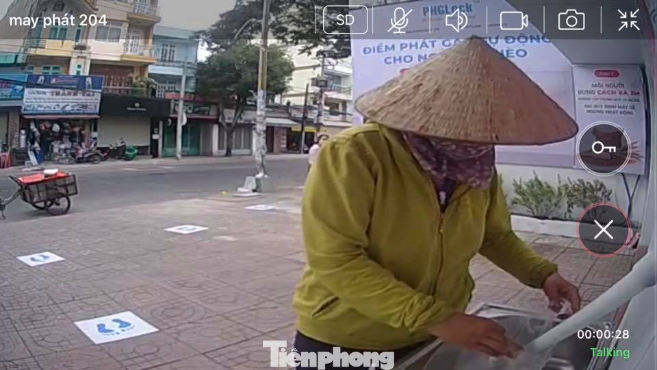 ‘Máy ATM’ phát gạo miễn phí cho người nghèo ở Sài Gòn ảnh 4