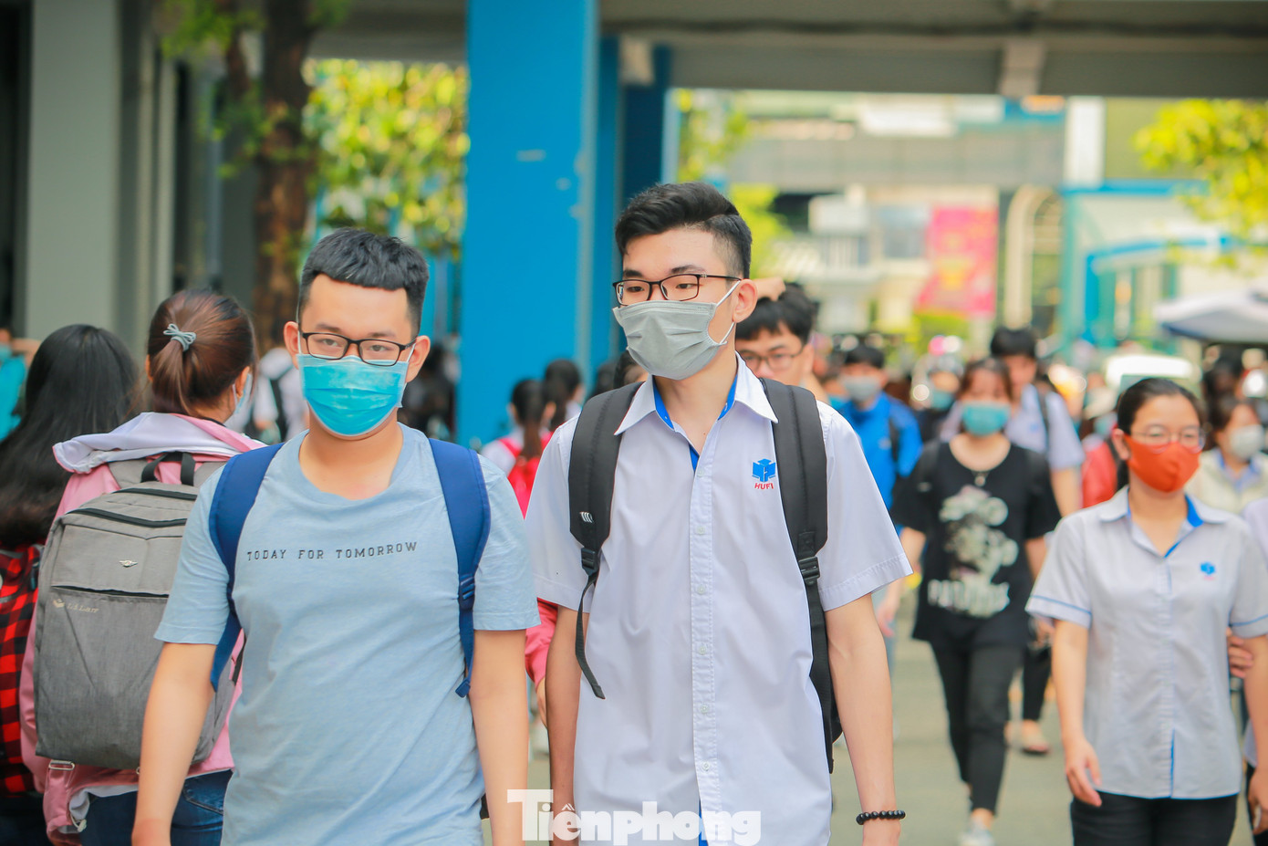 Học sinh, sinh viên TPHCM rộn ràng trở lại trường học ảnh 7