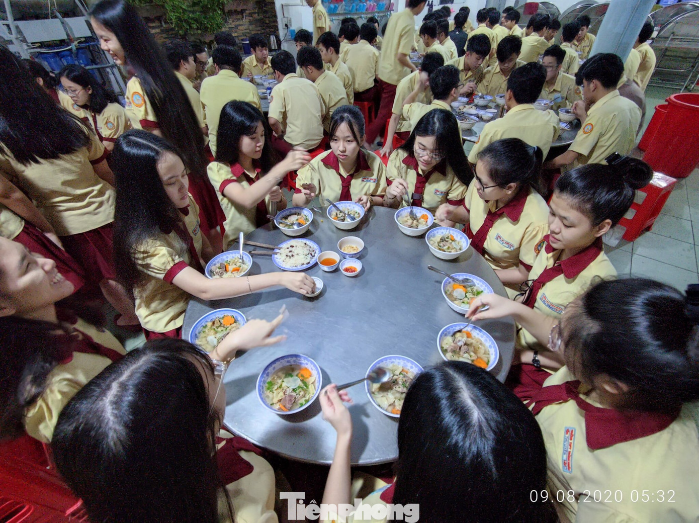 Thi THPT: Sĩ tử trường nội trú ở TPHCM được 'chăm tận răng' ảnh 3