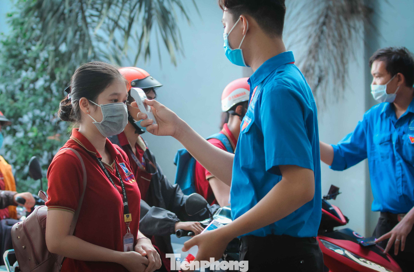 Học sinh, sinh viên TPHCM rộn ràng trở lại trường học ảnh 5