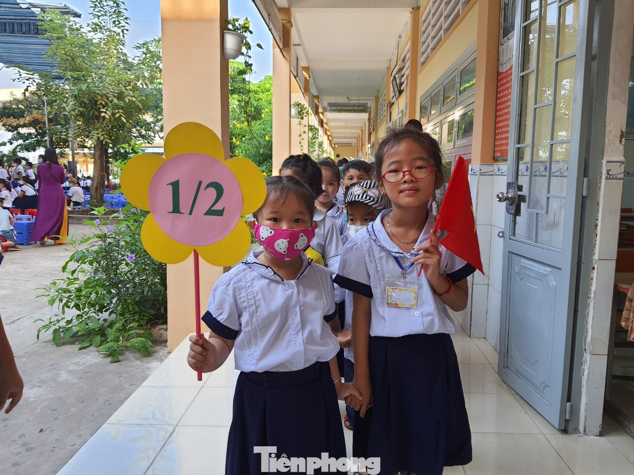 TPHCM: Học sinh lớp 1 nức nở, không chịu xa mẹ trong ngày Khai giảng ảnh 8