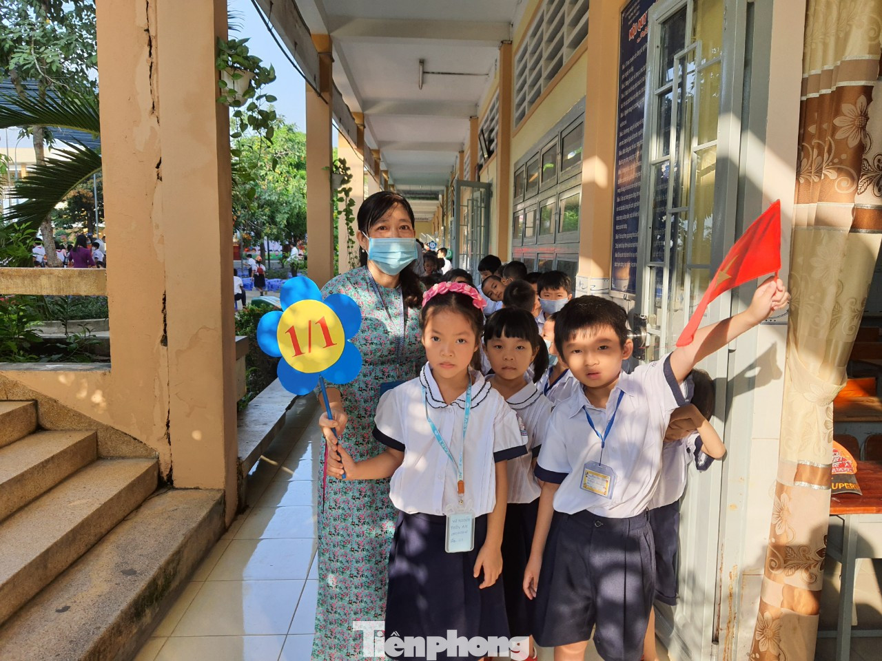 TPHCM: Học sinh lớp 1 nức nở, không chịu xa mẹ trong ngày Khai giảng ảnh 6