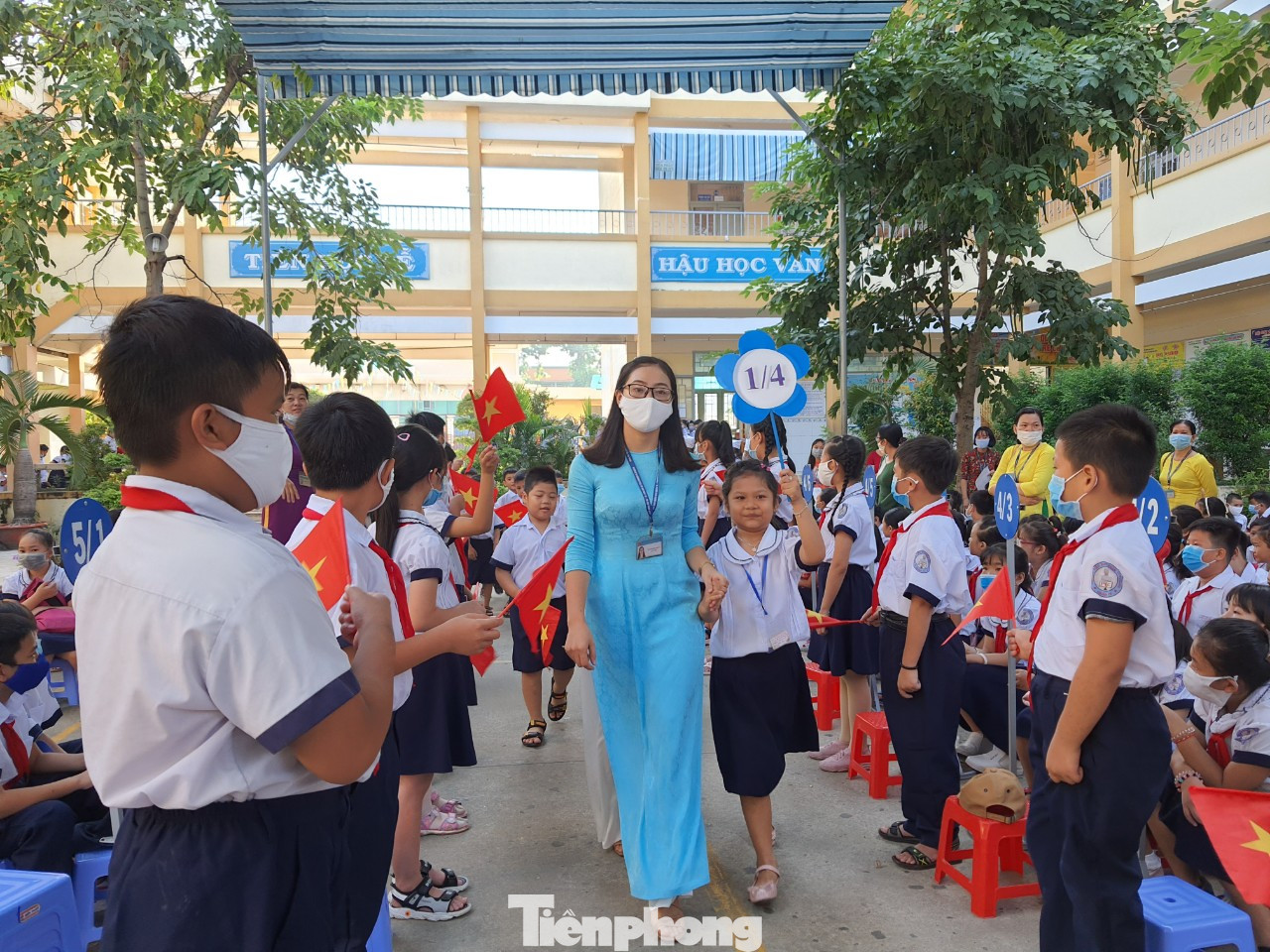 TPHCM: Học sinh lớp 1 nức nở, không chịu xa mẹ trong ngày Khai giảng ảnh 11