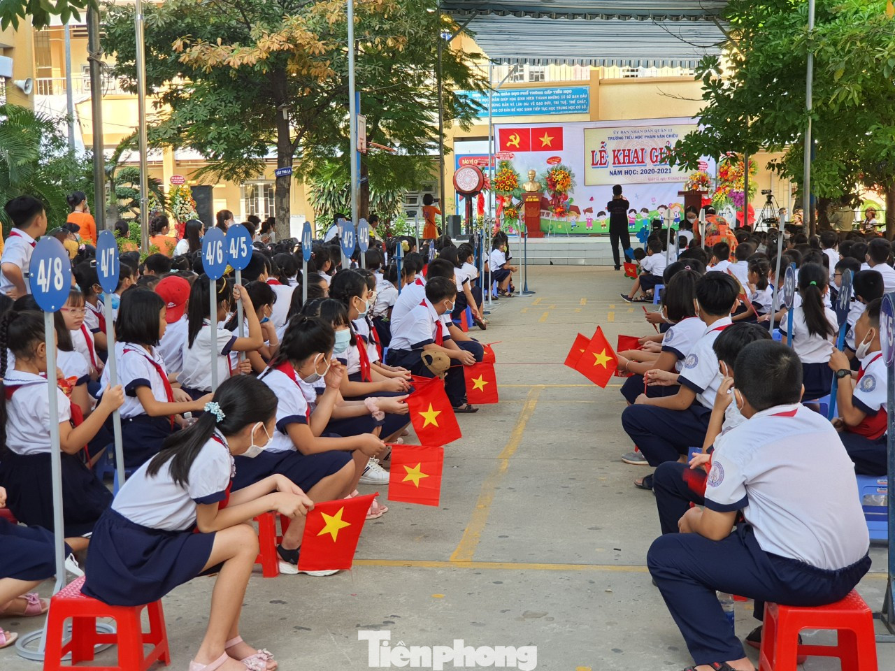 TPHCM: Học sinh lớp 1 nức nở, không chịu xa mẹ trong ngày Khai giảng ảnh 9