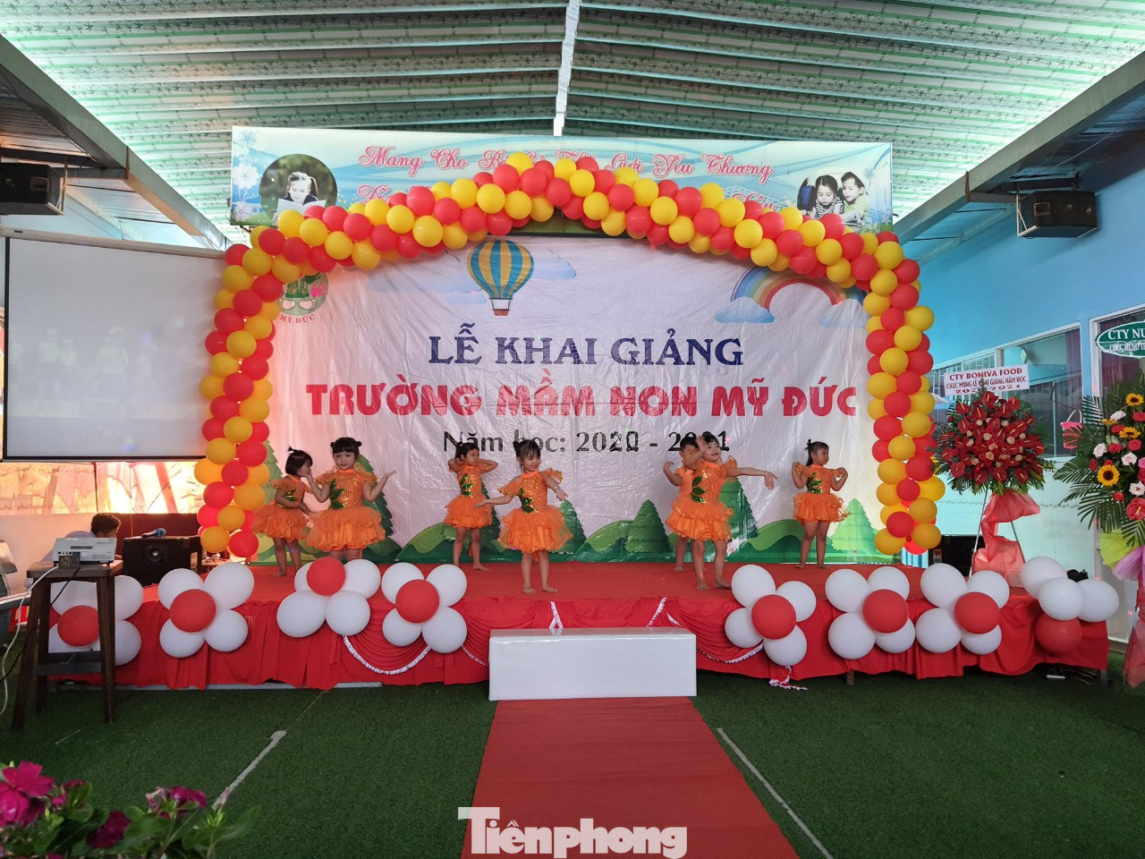 TPHCM: Học sinh lớp 1 nức nở, không chịu xa mẹ trong ngày Khai giảng ảnh 13