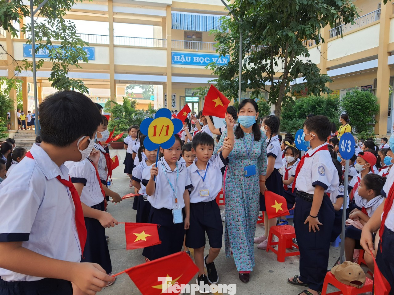 TPHCM: Học sinh lớp 1 nức nở, không chịu xa mẹ trong ngày Khai giảng ảnh 10