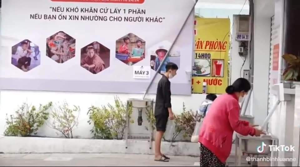 Cha đẻ ‘ATM gạo’ xin lỗi vì nhân viên phân biệt người đến nhận gạo ảnh 1