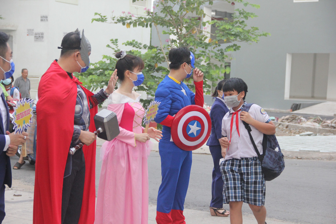 TPHCM: Thầy cô giáo hóa siêu anh hùng, nàng Bạch Tuyết đón học sinh trở lại trường ảnh 5