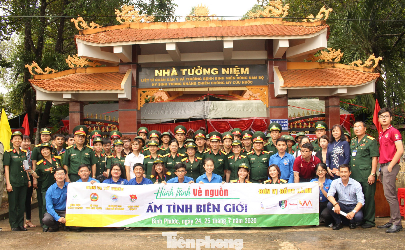 Ngành Quân Y thăm, khám bệnh và tặng quà cho bà con vùng biên giới Bình Phước ảnh 6