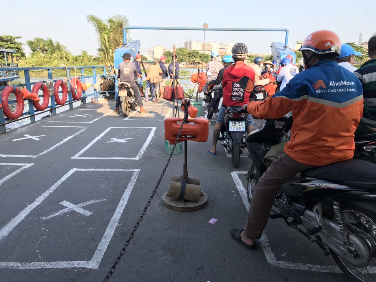 Chủ tịch TPHCM yêu cầu báo cáo phương án hỗ trợ người bán vé số bị mất việc ảnh 5 Chủ tịch TPHCM yêu cầu báo cáo phương án hỗ trợ người bán vé số bị mất việc ảnh 5