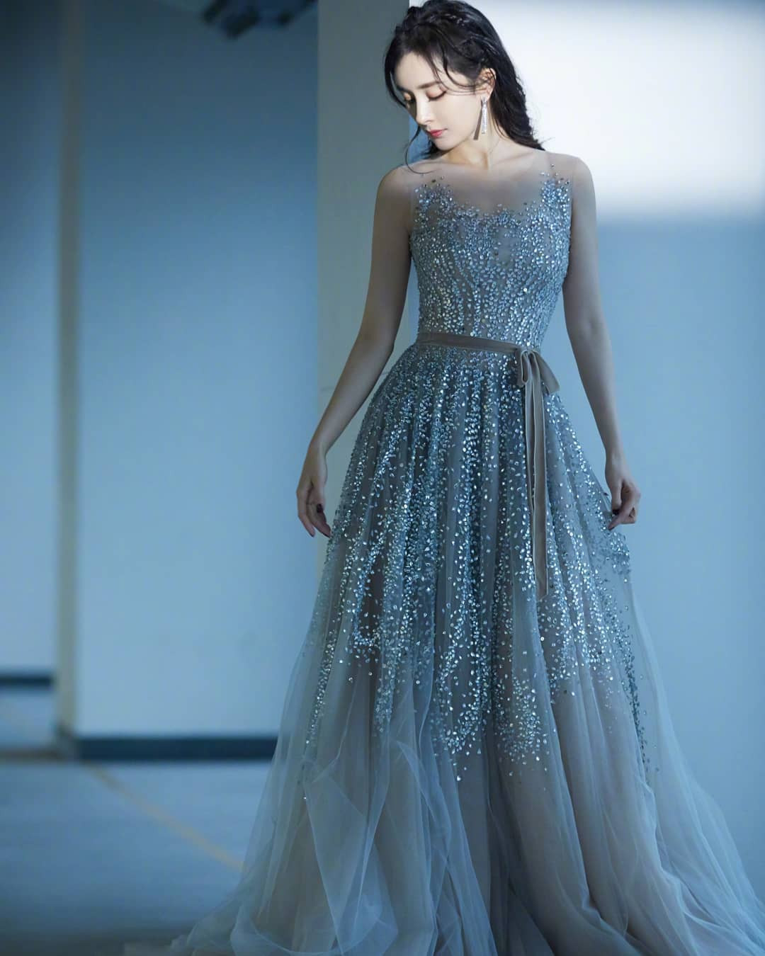 Dương Mịch váy ngắn tôn đường cong hút mắt, chân dài miên man ảnh 7