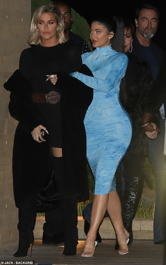 Kylie Jenner chuộng mặc bó sát tôn ba vòng bốc lửa ảnh 5