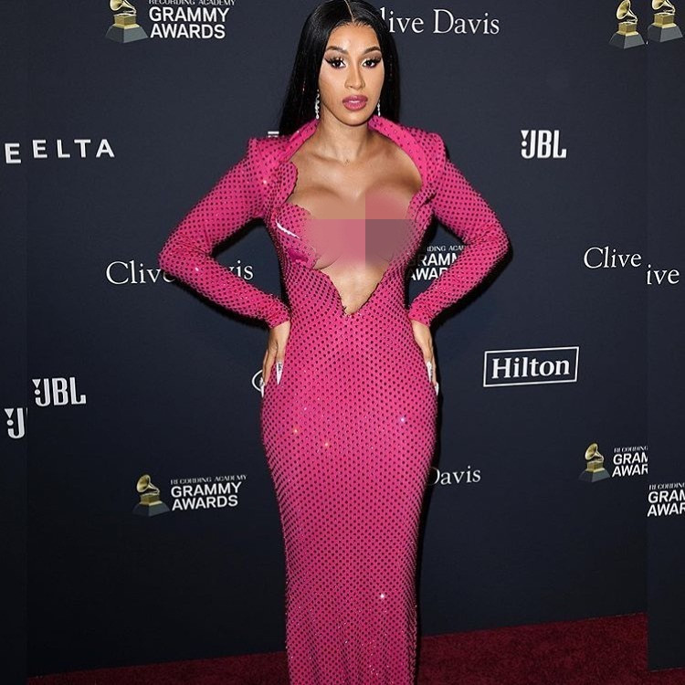 Đỏ mặt thấy nữ rapper nổi loạn Cardi B hở ngực bạo tại tiệc tiền Grammy ảnh 2