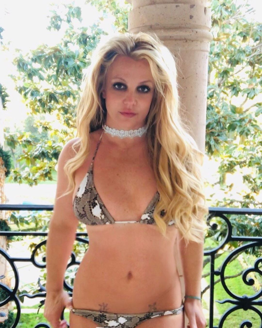 Britney Spears diện bikini nhỏ xíu họa tiết da rắn khoe body gợi cảm khá săn chắc ở tuổi 38. 'Công chúa nhạc pop' U40 Britney Spears tung ảnh bikini nhỏ xíu ảnh 1