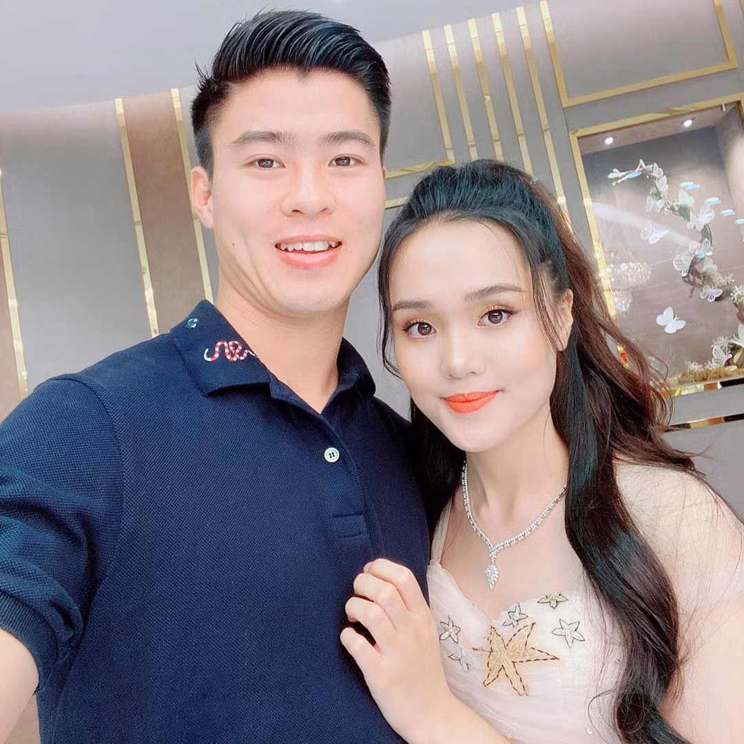 Cầu thủ Duy Mạnh cầu hôn bạn gái trên phố đi bộ ngay đầu năm mới ảnh 6