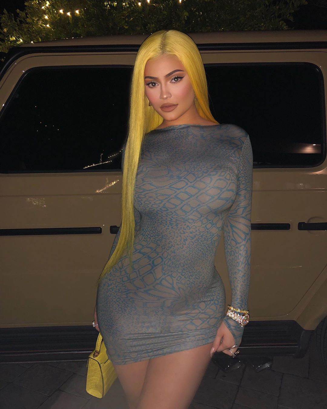 Kylie Jenner chuộng mặc bó sát tôn ba vòng bốc lửa ảnh 17