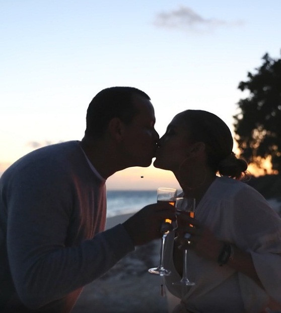 Jennifer Lopez o ép ngực đầy, trẻ trung khó tin ở tuổi 50 ảnh 11