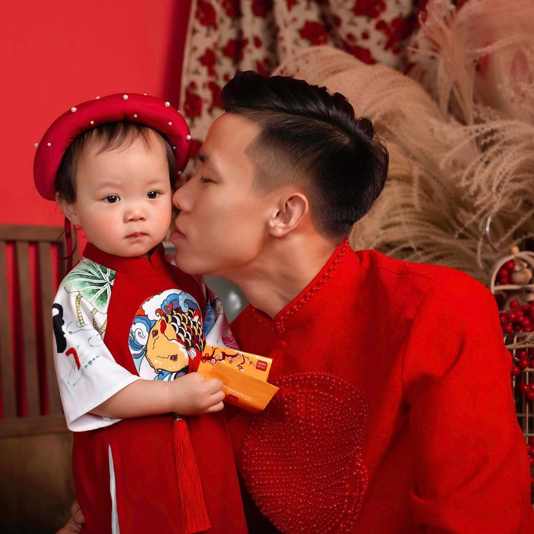 Quế Ngọc Hải, Văn Toàn và cầu thủ Việt gói bánh chưng bên gia đình ảnh 6