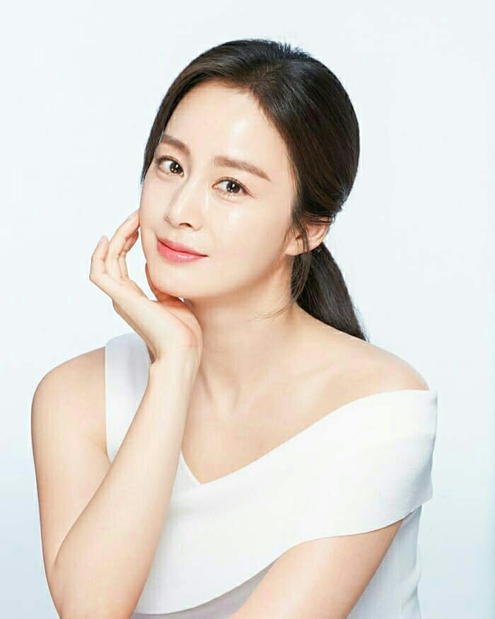 Kim Tae Hee đẹp như nữ thần ở tuổi 39 ảnh 4