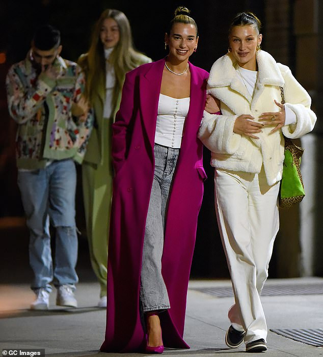 Bella Hadid mặc xuyên thấu tôn đường cong 'nảy lửa' ảnh 5