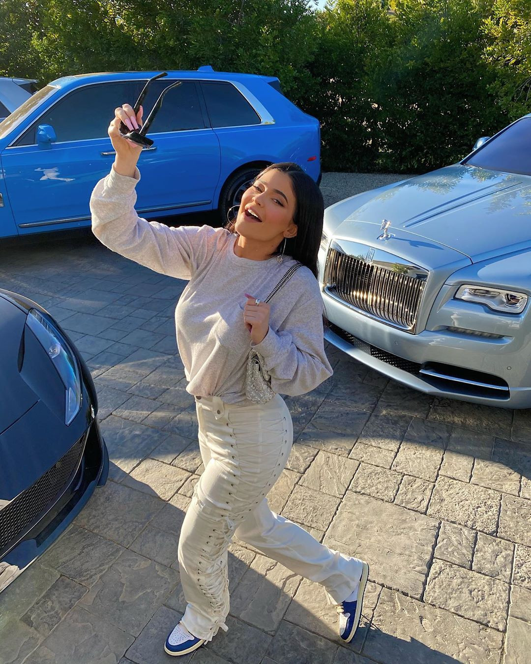 Kylie Jenner chuộng mặc bó sát tôn ba vòng bốc lửa ảnh 9