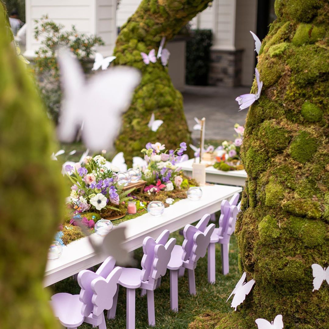 Kylie Jenner diện đầm xẻ ngực sâu quyến rũ như công chúa ảnh 11