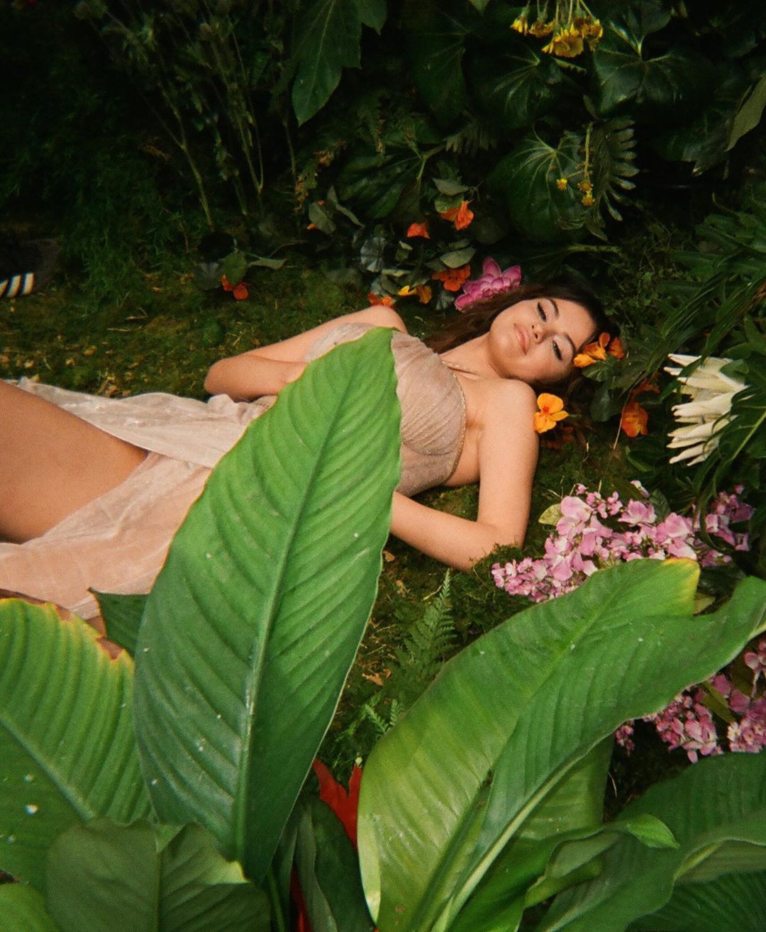 Selena Gomez ngày càng nóng bỏng với thần thái 'gây mê' ảnh 4