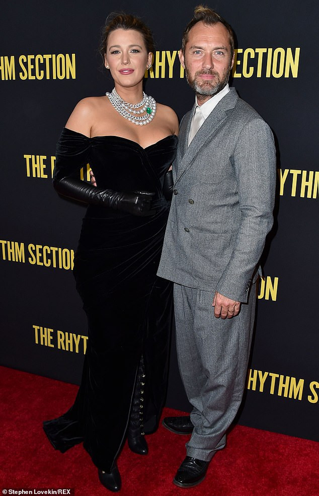 Blake Lively nóng rực như 'quả bom gợi cảm' 5 tháng sau sinh ảnh 7