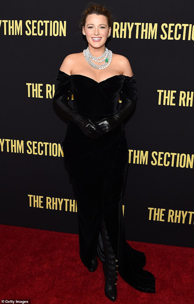 Blake Lively nóng rực như 'quả bom gợi cảm' 5 tháng sau sinh ảnh 2