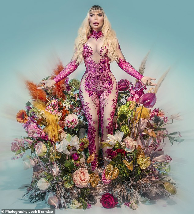 Ngoại hình nữ tính bốc lửa của chàng chuyển giới từng thẩm mỹ hơn 70 lần ảnh 6