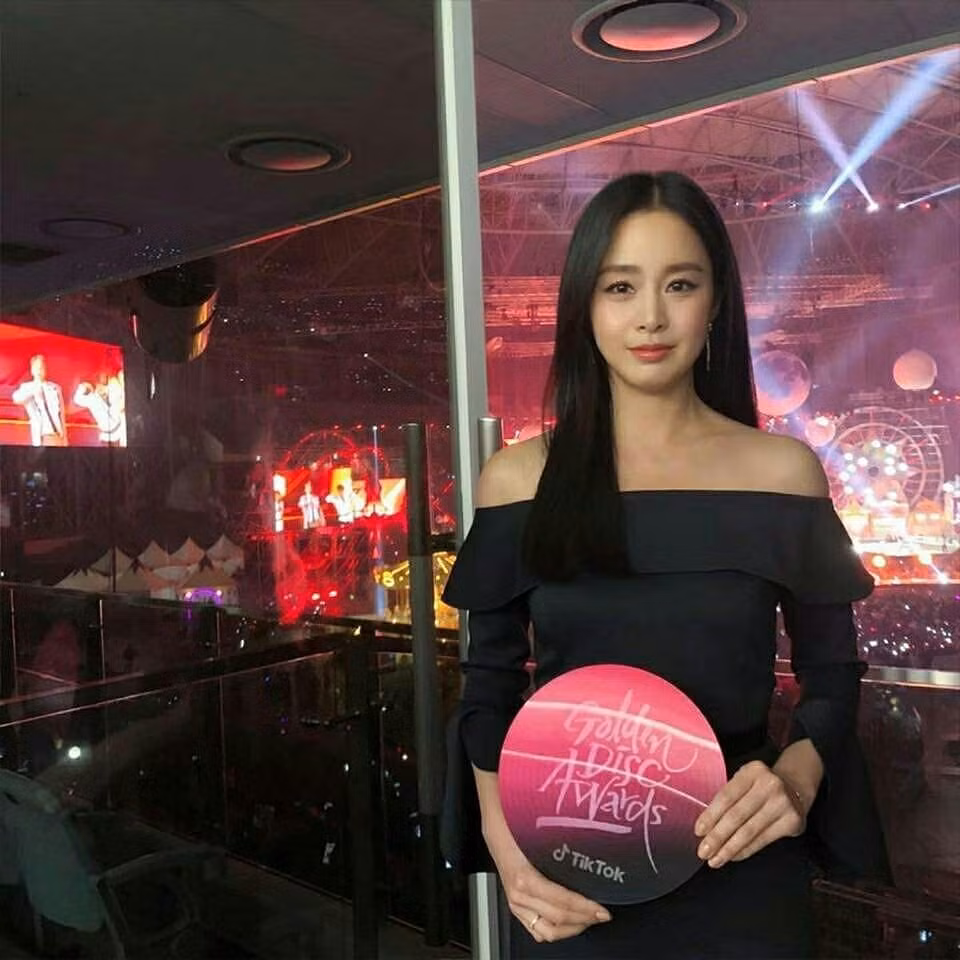 Kim Tae Hee đẹp như nữ thần ở tuổi 39 ảnh 13