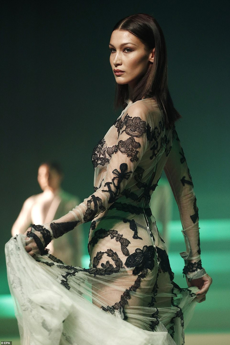 'Nhức mắt' ngắm chị em Gigi, Bella Hadid mặc xuyên thấu lộ nội y ảnh 6