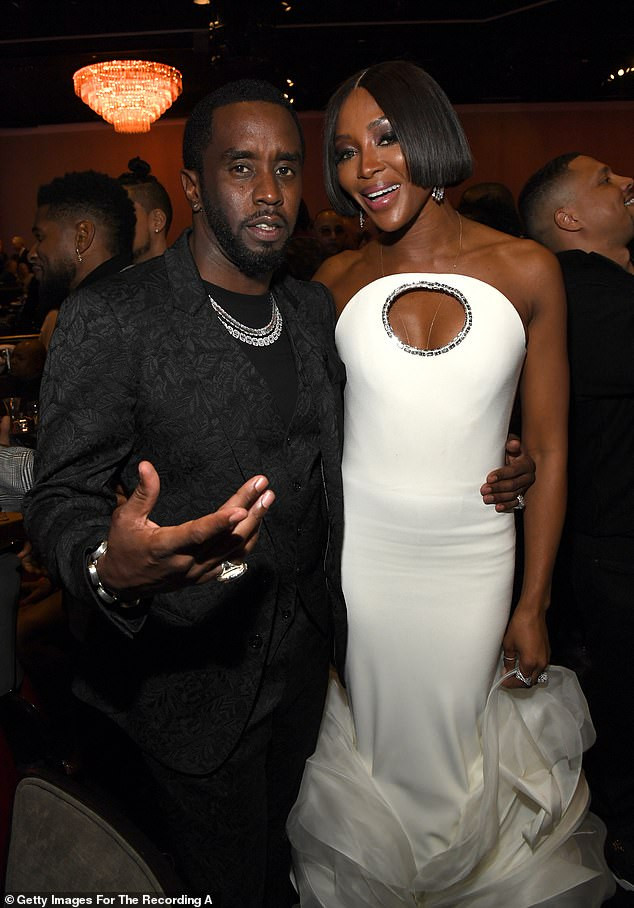 Đỏ mặt thấy nữ rapper nổi loạn Cardi B hở ngực bạo tại tiệc tiền Grammy ảnh 9