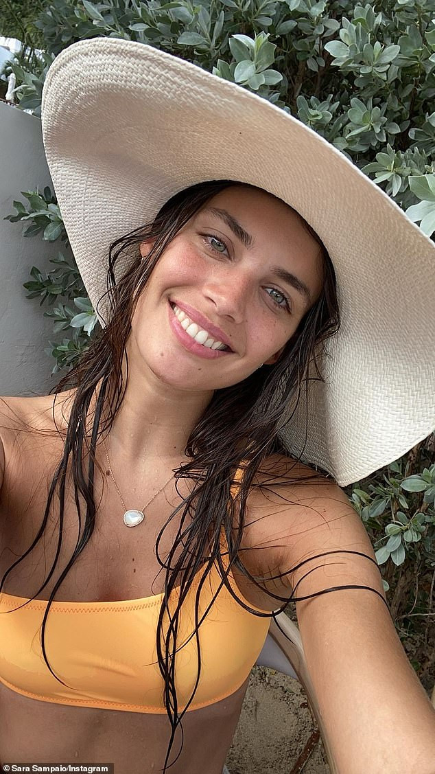 Sara Sampaio diện bikini đón năm mới ở biển ảnh 8