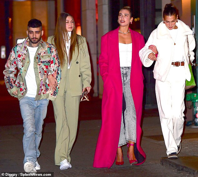 Bella Hadid mặc xuyên thấu tôn đường cong 'nảy lửa' ảnh 6