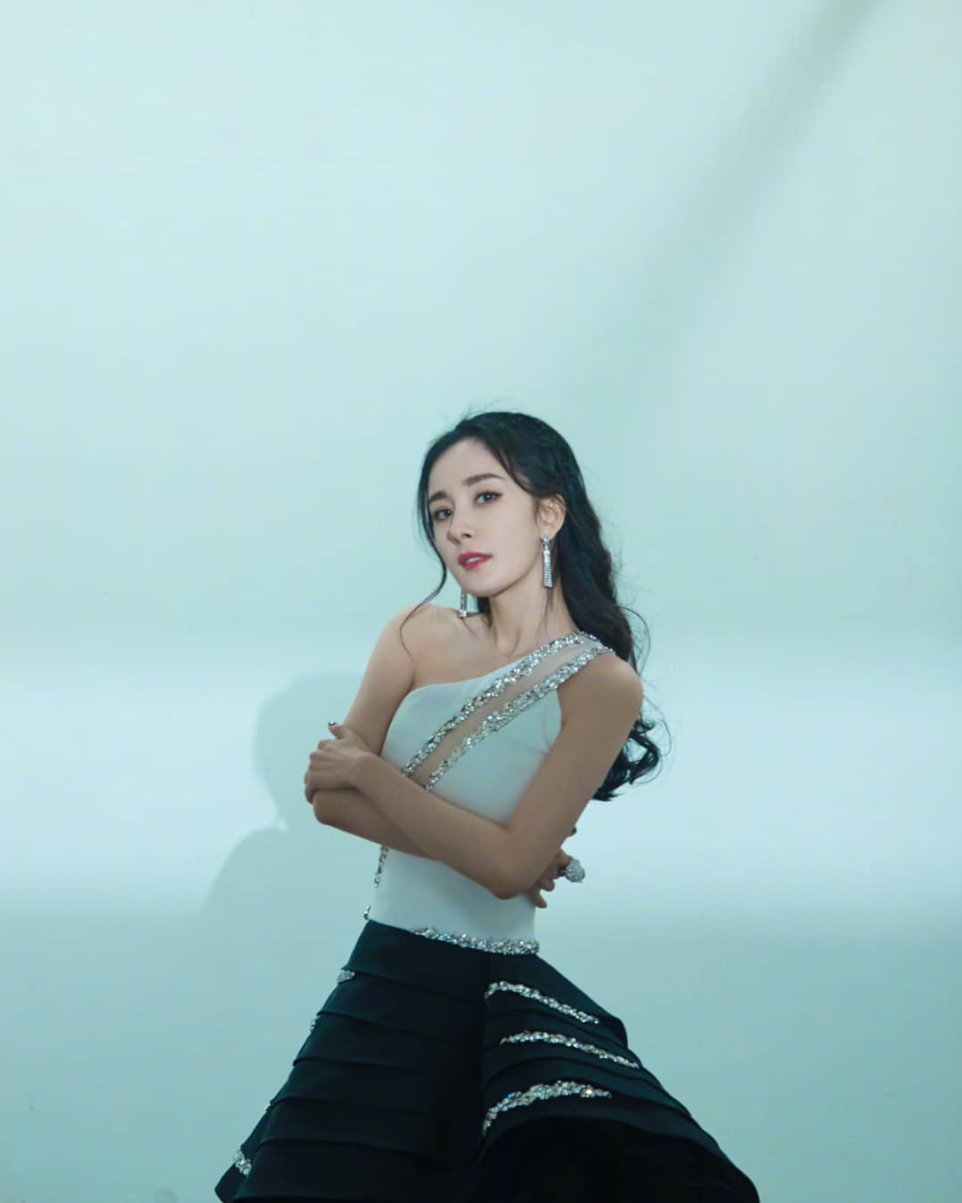 Dương Mịch váy ngắn tôn đường cong hút mắt, chân dài miên man ảnh 9