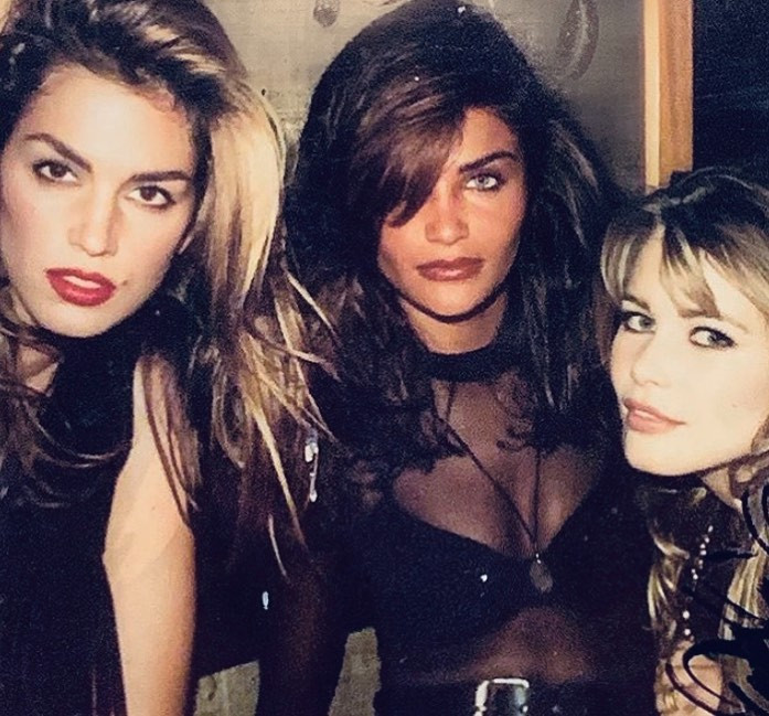 Siêu mẫu 51 tuổi Helena Christensen chuộng khoe ngực táo bạo ảnh 8