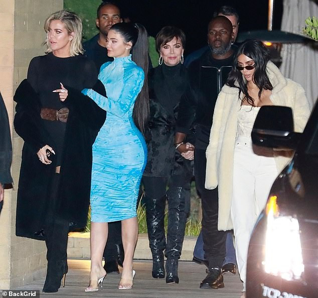 Kylie Jenner chuộng mặc bó sát tôn ba vòng bốc lửa ảnh 7